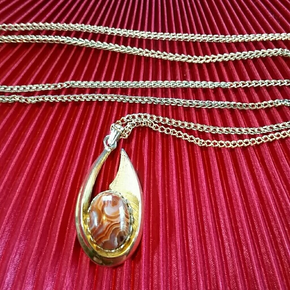 Jewelry - VINTAGE AGATE PENDANT & CHAIN
